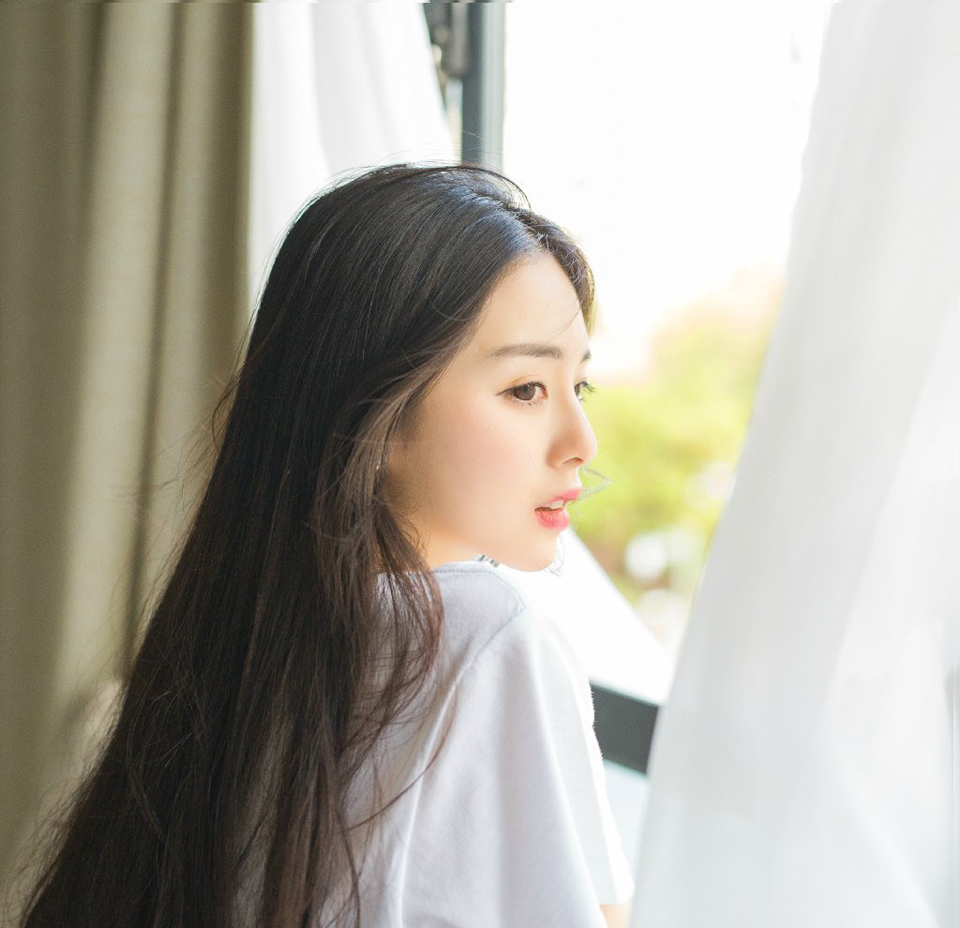 友谊能使人同舟共济，友谊能使人生活充实，五彩缤纷。
